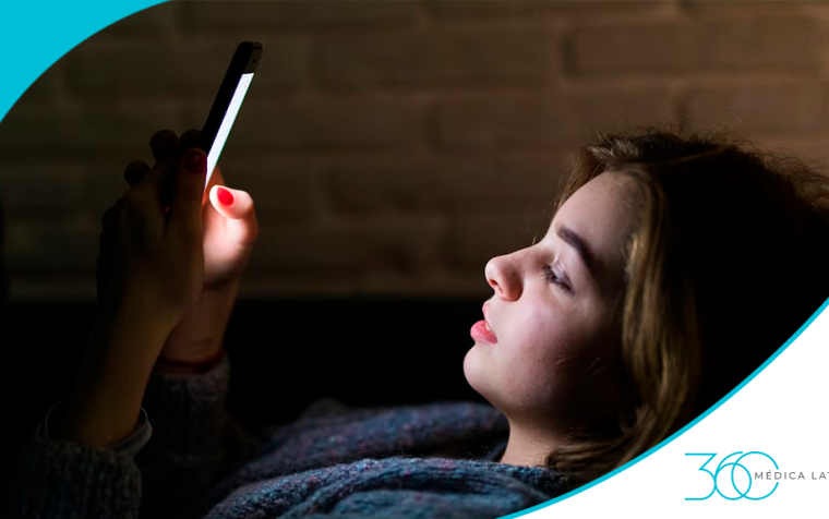 ¿Cómo impacta a tu salud usar pantallas antes de dormir?
